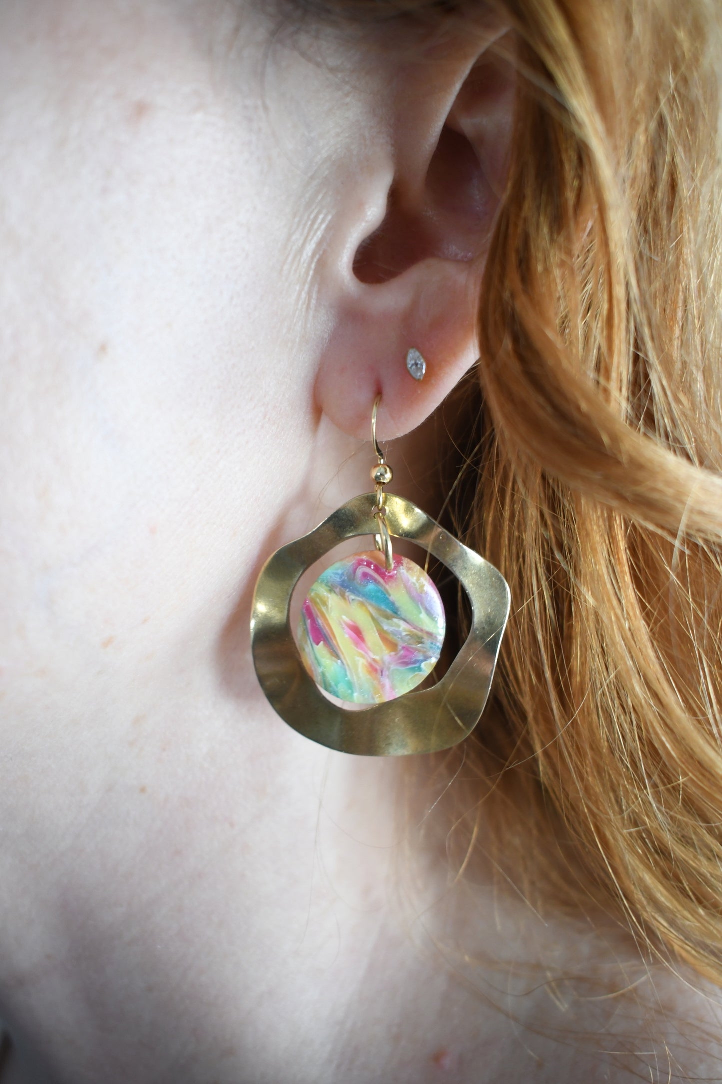 Shiny Vibrant Pebble and Wavy Brass Circle Dangle Earrings