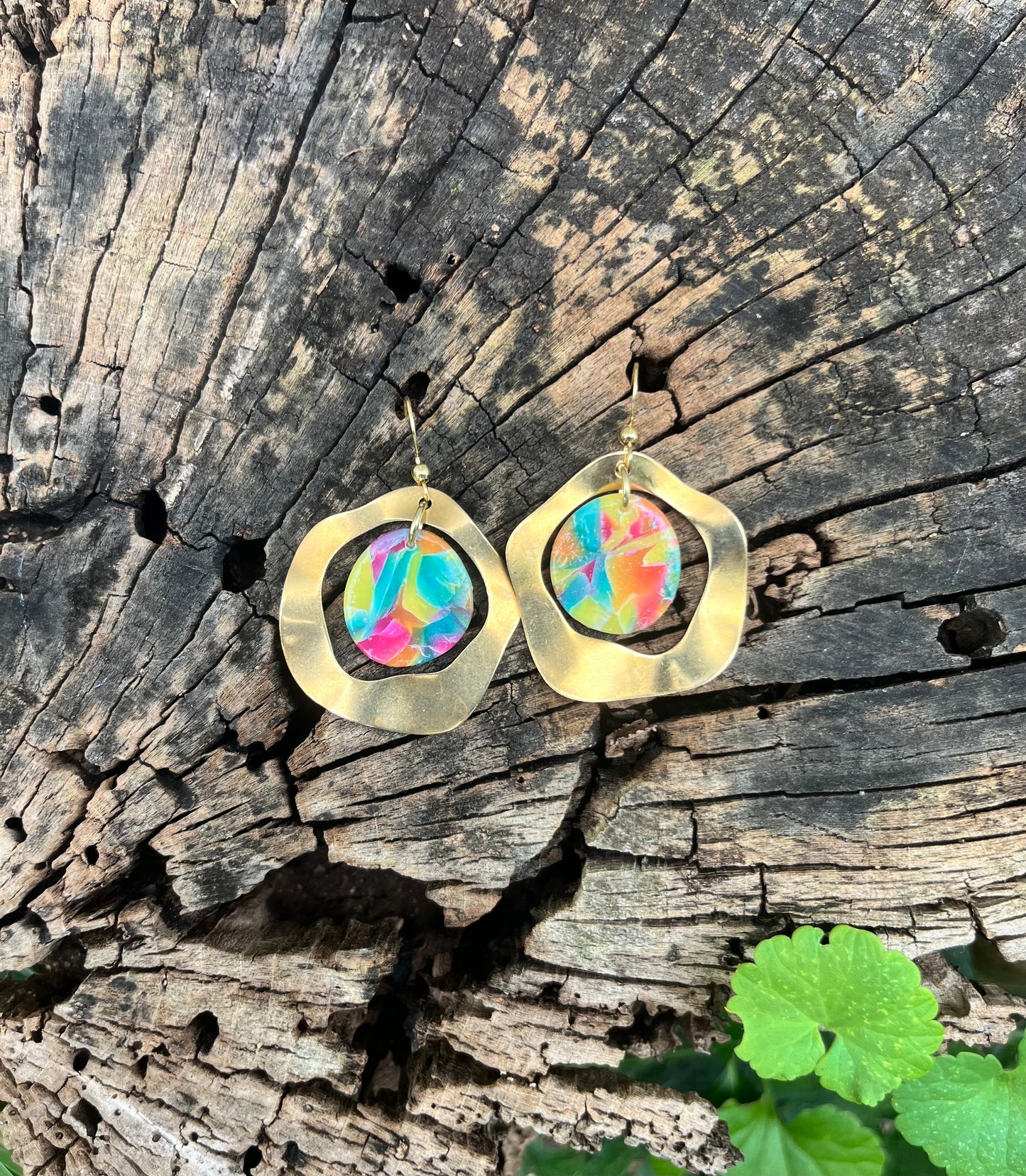 Shiny Vibrant Pebble and Wavy Brass Circle Dangle Earrings