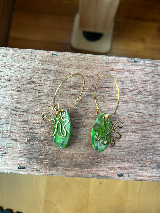 Bright green marble oval brass squiggle dangle hoop earrings, handmade polymer clay — Hammer & Thread