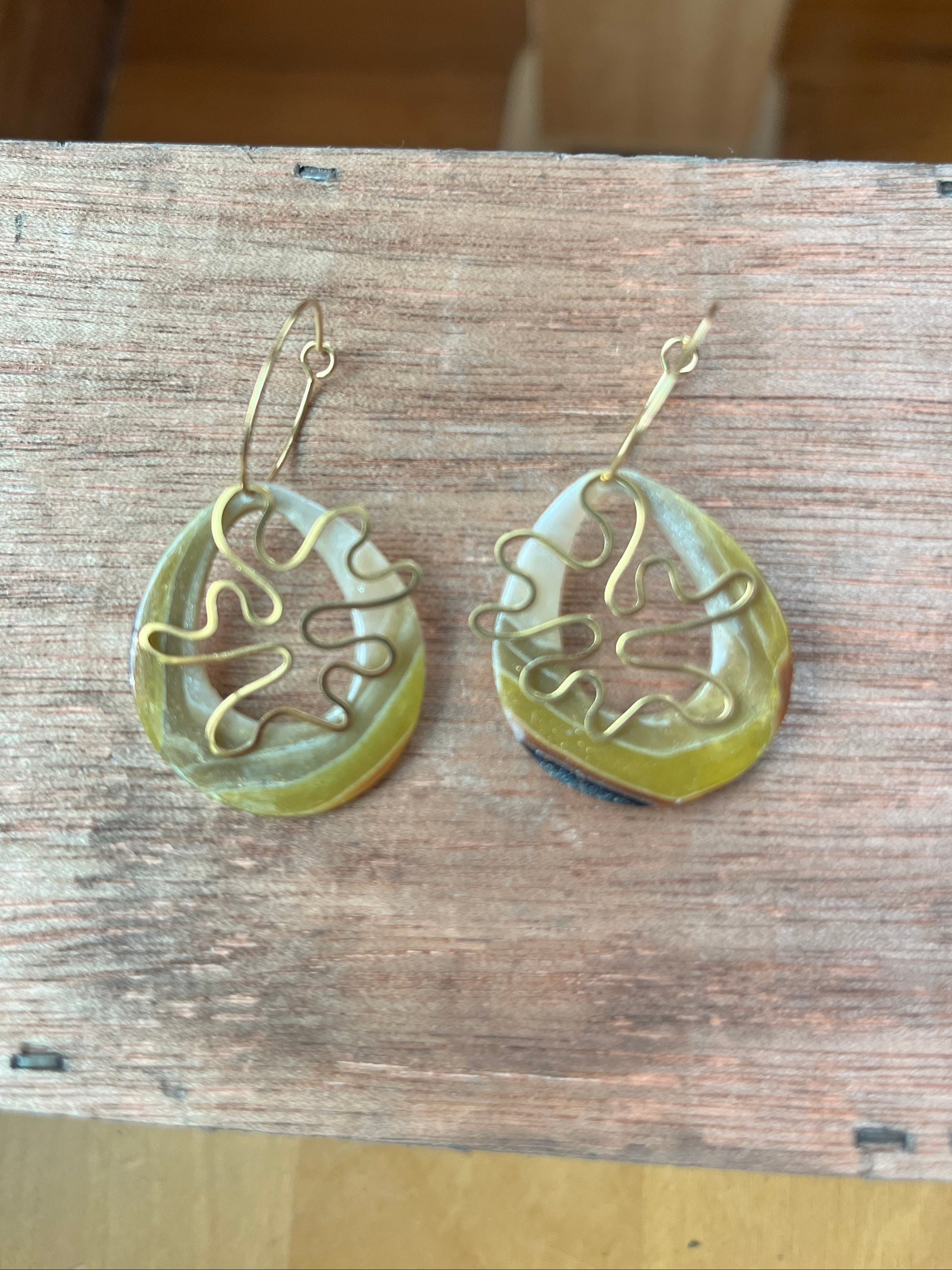 Earthy agate circle dangle earrings, handmade polymer clay — Hammer & Thread